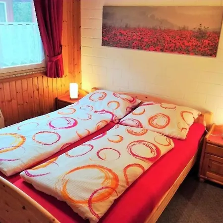 Alissa's Cozy Chalet: Sauna & Fireplace Retreat *
