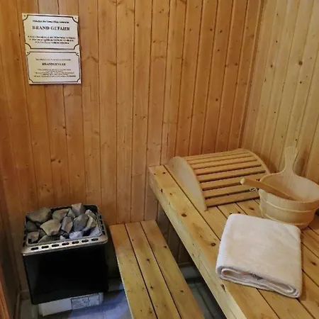 Alissa's Cozy Chalet: Sauna & Fireplace Retreat