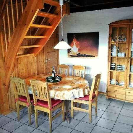 Alissa's Cozy Chalet: Sauna & Fireplace Retreat *