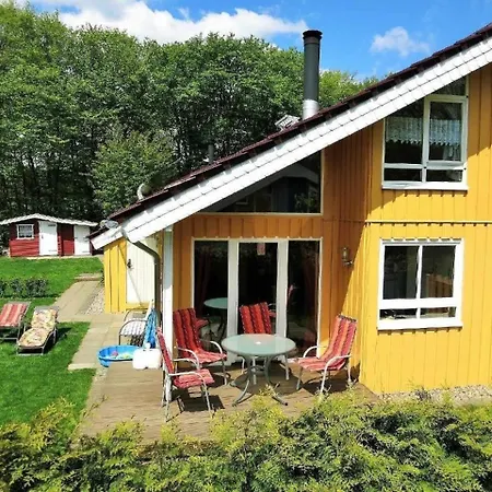 Alissa's Cozy Chalet: Sauna & Fireplace Retreat *